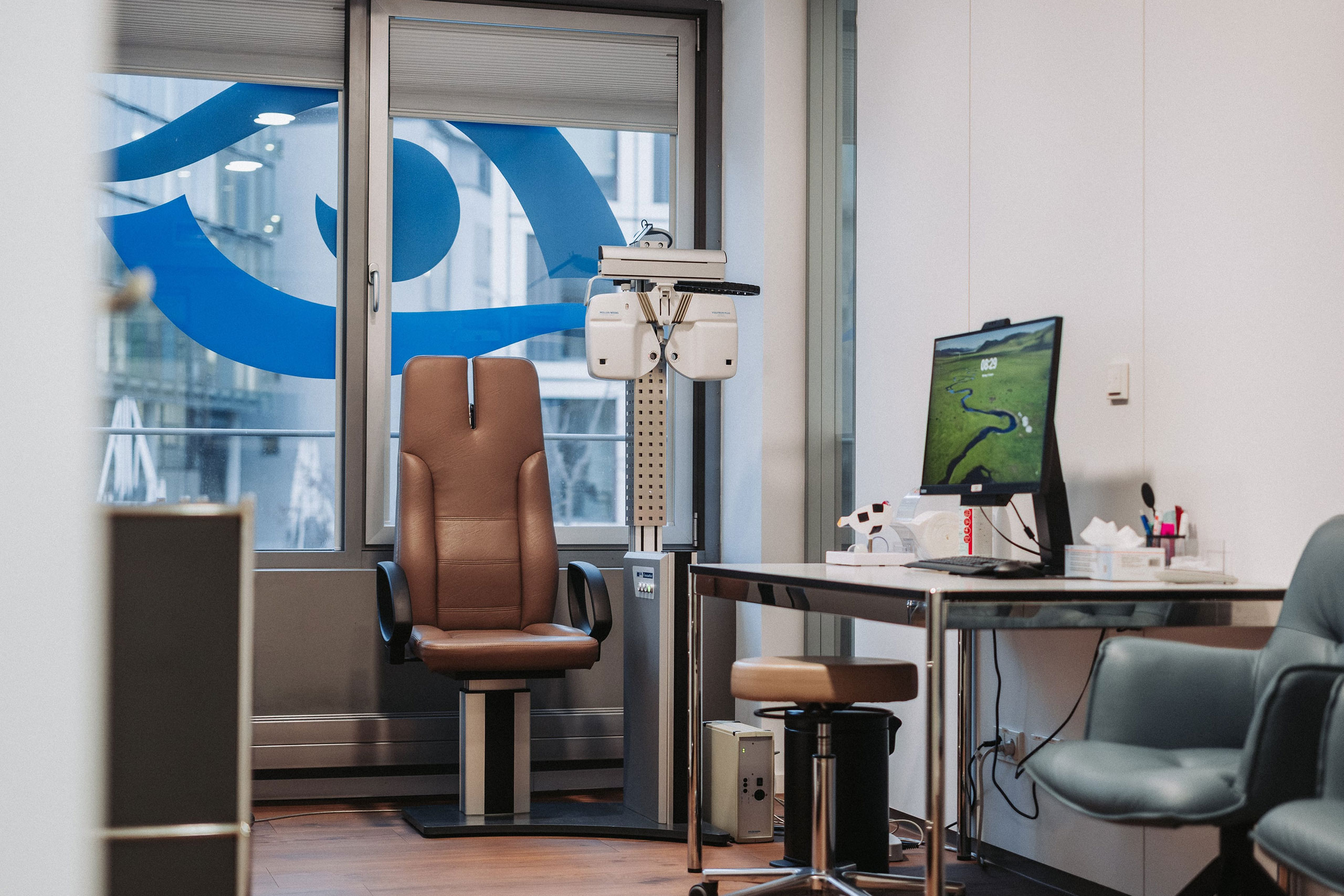 Augenlaserzentrum Bányai in Karlsruhe - Diagnostikraum und Inneneinrichtung zum Augenlasern