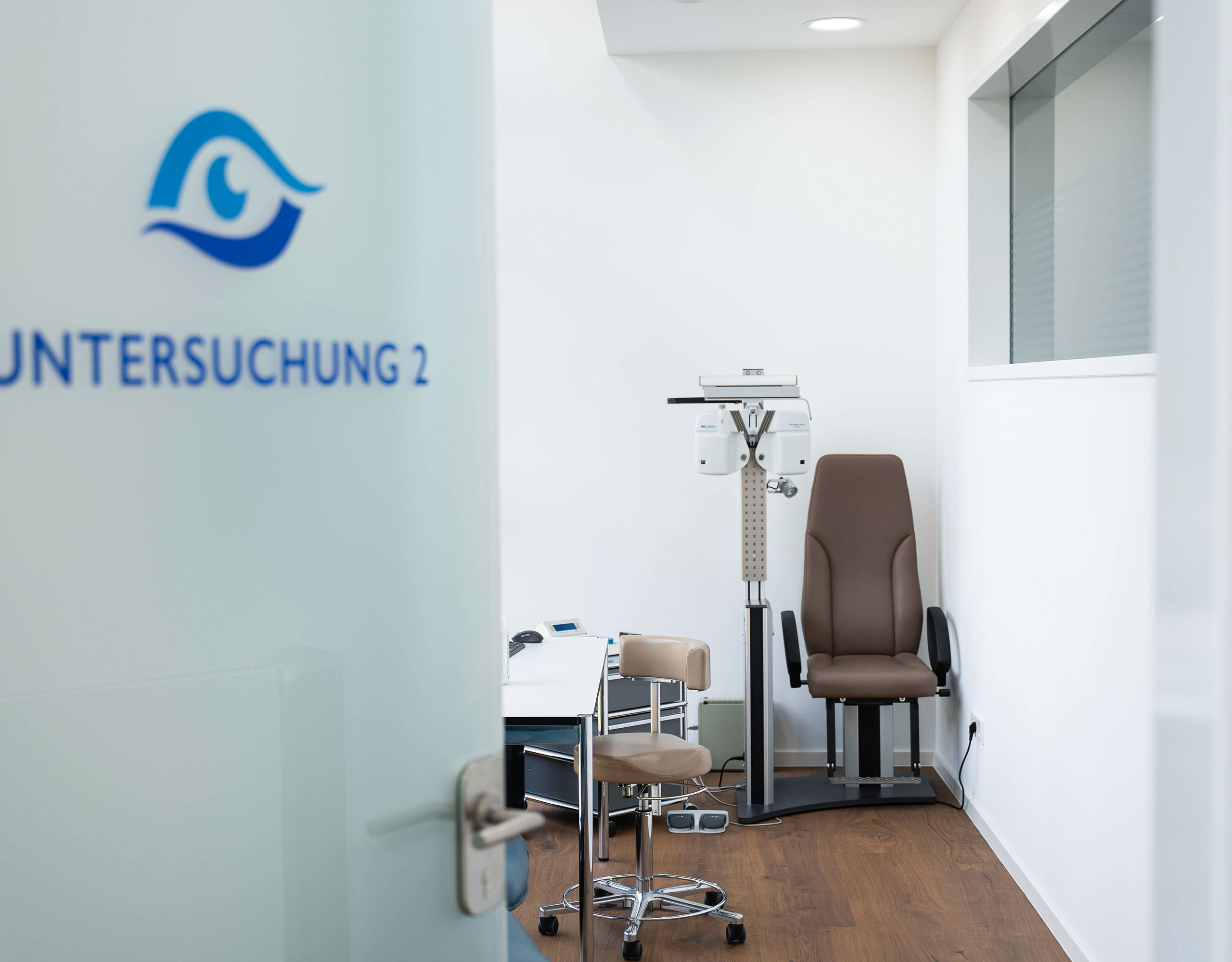 Augenlaserzentrum Bányai in Karlsruhe - Diagnostikraum und Inneneinrichtung zum Augenlasern
